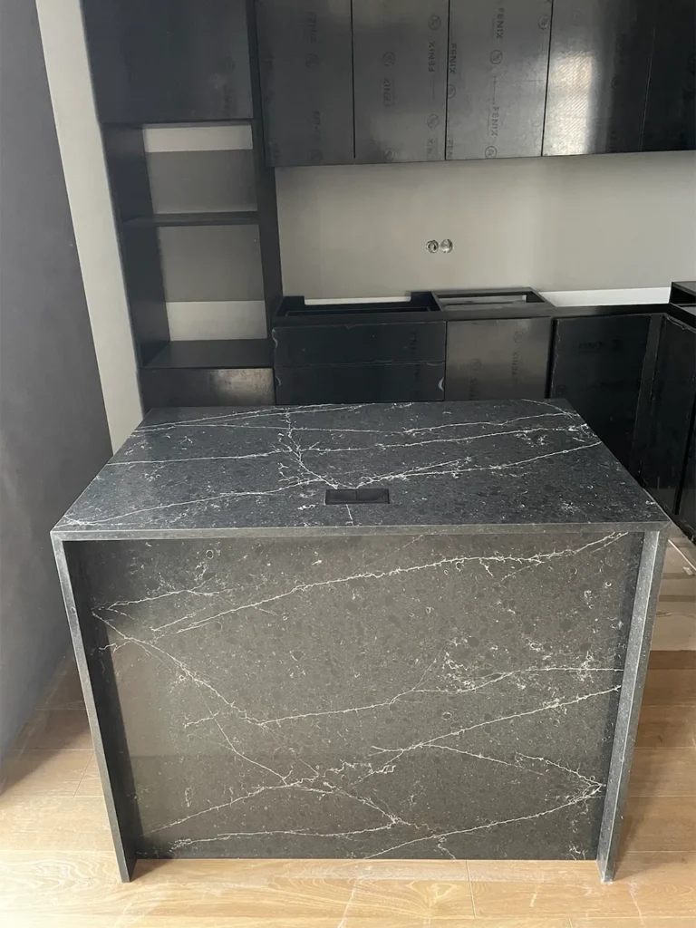 Кухонный остров из кварцевого агломерата Quartzforms Planet Pluto 2030 — фото 1 — MAS — Modern Acrylic Stone