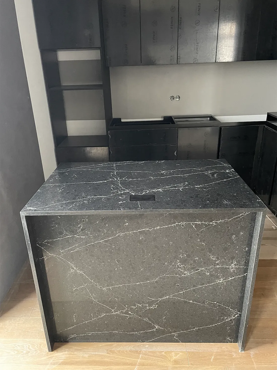 Кухонный остров из кварцевого агломерата Quartzforms Planet Pluto 2030 — фото 1 — MAS — Modern Acrylic Stone