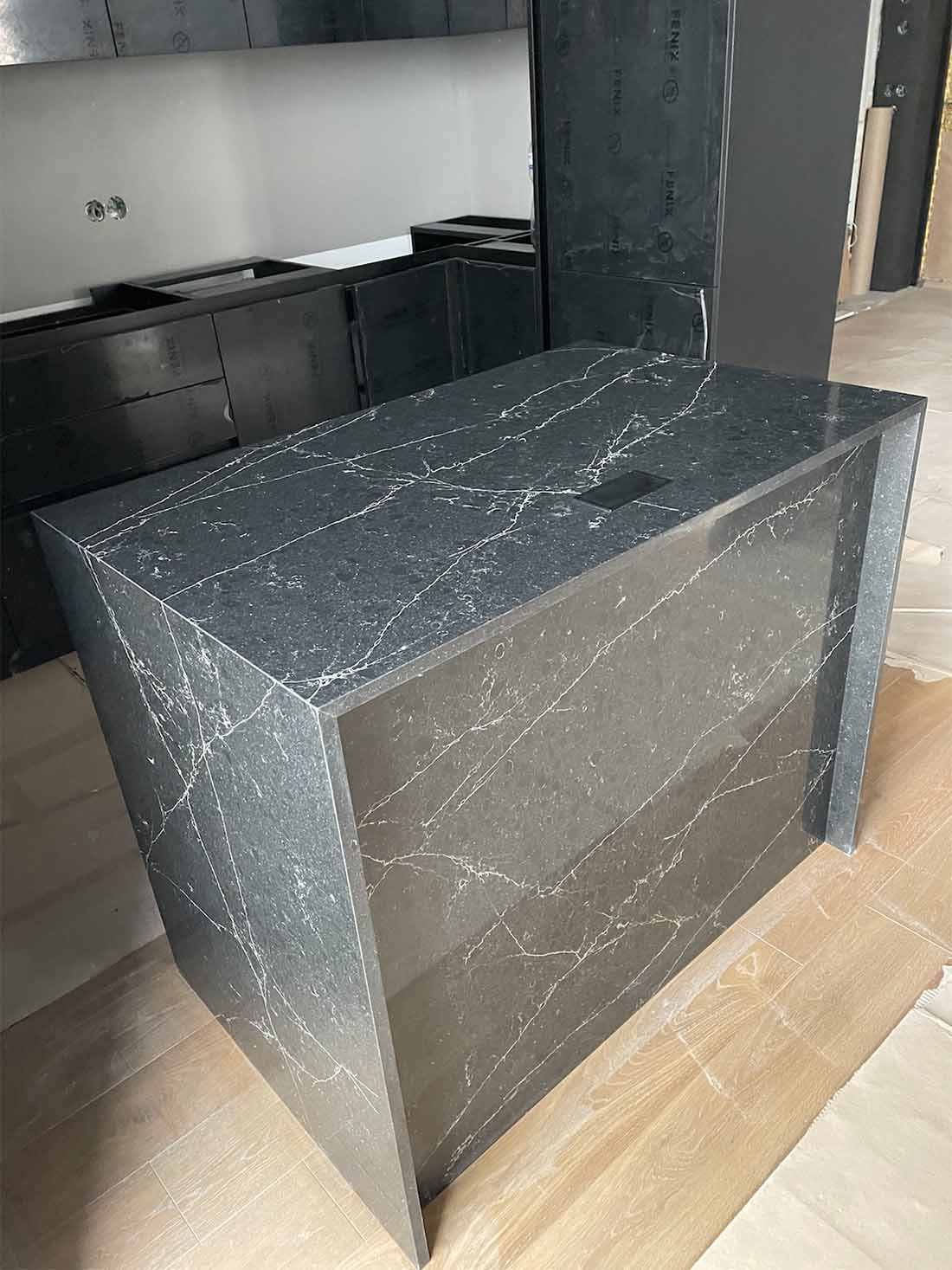 Кухонный остров из кварцевого агломерата Quartzforms Planet Pluto 2030 — фото 2 — MAS — Modern Acrylic Stone