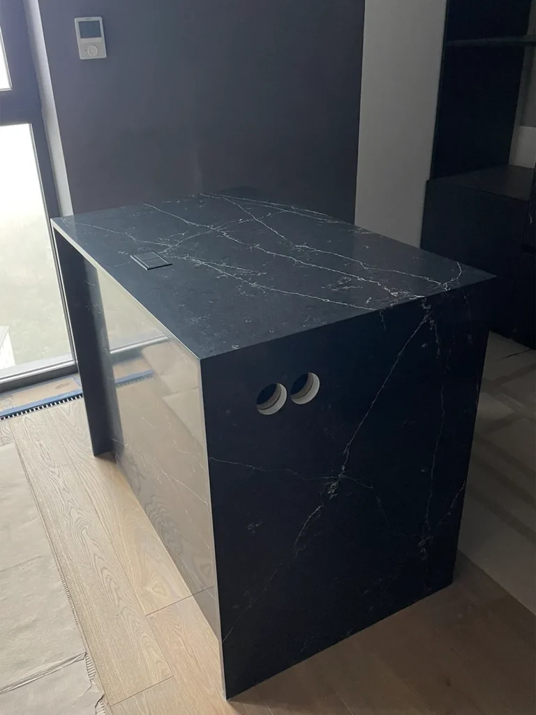 Кухонный остров из кварцевого агломерата Quartzforms Planet Pluto 2030 — фото 3 — MAS — Modern Acrylic Stone