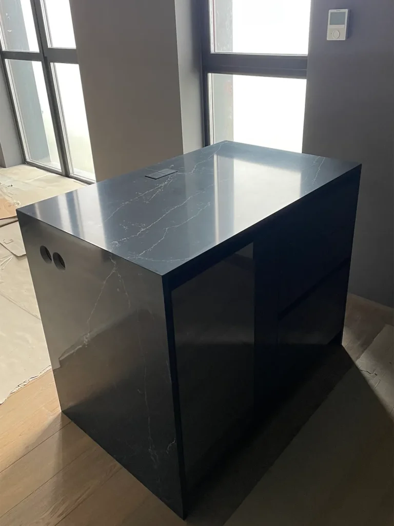 Кухонный остров из кварцевого агломерата Quartzforms Planet Pluto 2030 — фото 4 — MAS — Modern Acrylic Stone
