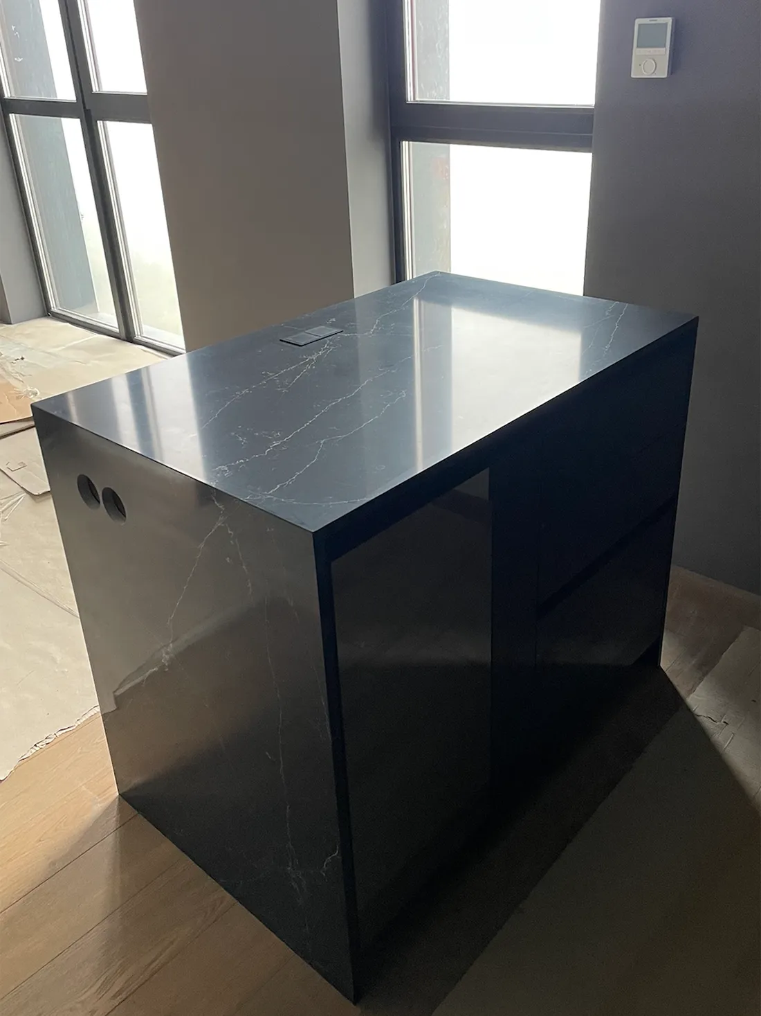 Кухонный остров из кварцевого агломерата Quartzforms Planet Pluto 2030 — фото 4 — MAS — Modern Acrylic Stone