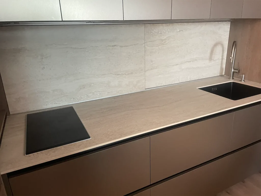 Раздвижные фасады и кухонная столешница из керамогранитной плиты Keralini Travertino Stone Beige — фото 4 — MAS — Modern Acrylic Stone