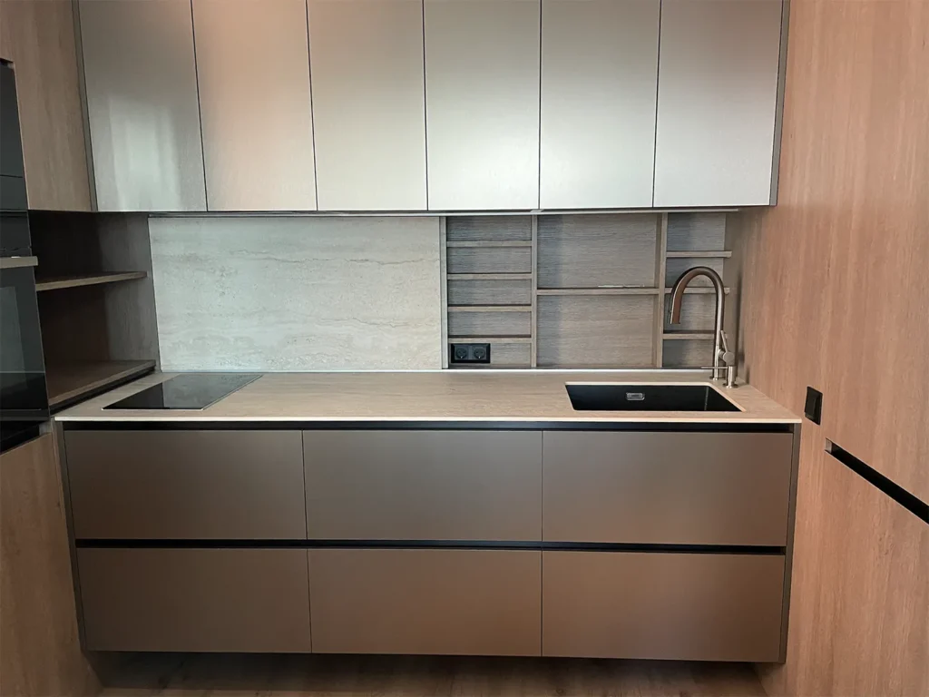 Раздвижные фасады и кухонная столешница из керамогранитной плиты Keralini Travertino Stone Beige — фото 5 — MAS — Modern Acrylic Stone