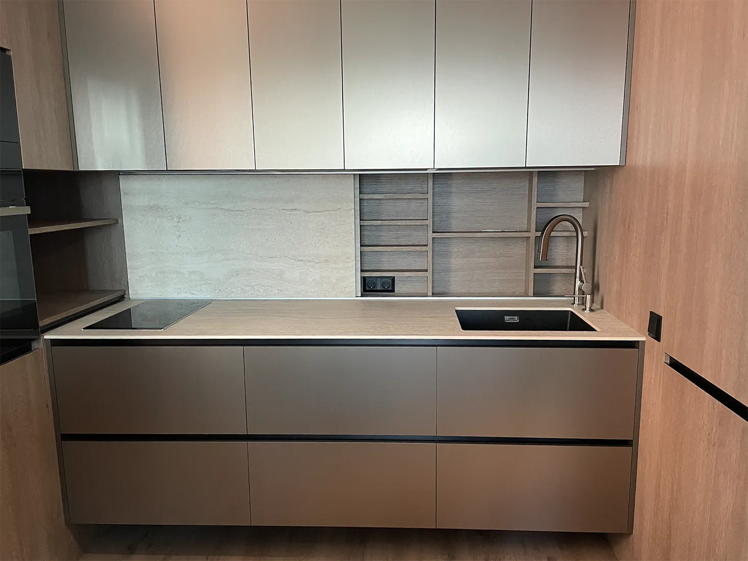 Раздвижные фасады и кухонная столешница из керамогранитной плиты Keralini Travertino Stone Beige — фото 5 — MAS — Modern Acrylic Stone