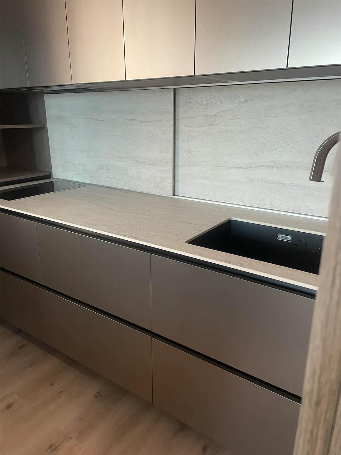 Розсувні фасади та кухонна стільниця з керамогранітної плити Keralini Travertino Stone Beige — фото 1 — MAS — Modern Acrylic Stone