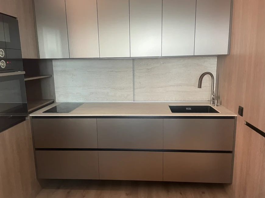 Розсувні фасади та кухонна стільниця з керамогранітної плити Keralini Travertino Stone Beige — фото 2 — MAS — Modern Acrylic Stone