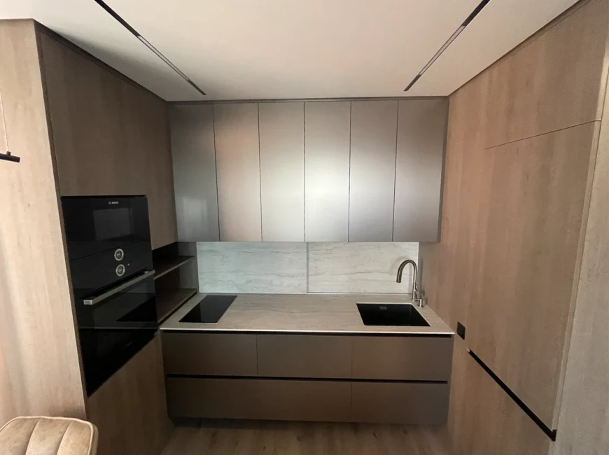 Розсувні фасади та кухонна стільниця з керамогранітної плити Keralini Travertino Stone Beige — фото 3 — MAS — Modern Acrylic Stone