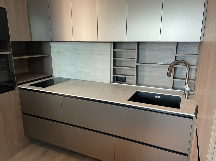 Розсувні фасади та кухонна стільниця з керамогранітної плити Keralini Travertino Stone Beige — фото 6 — MAS — Modern Acrylic Stone