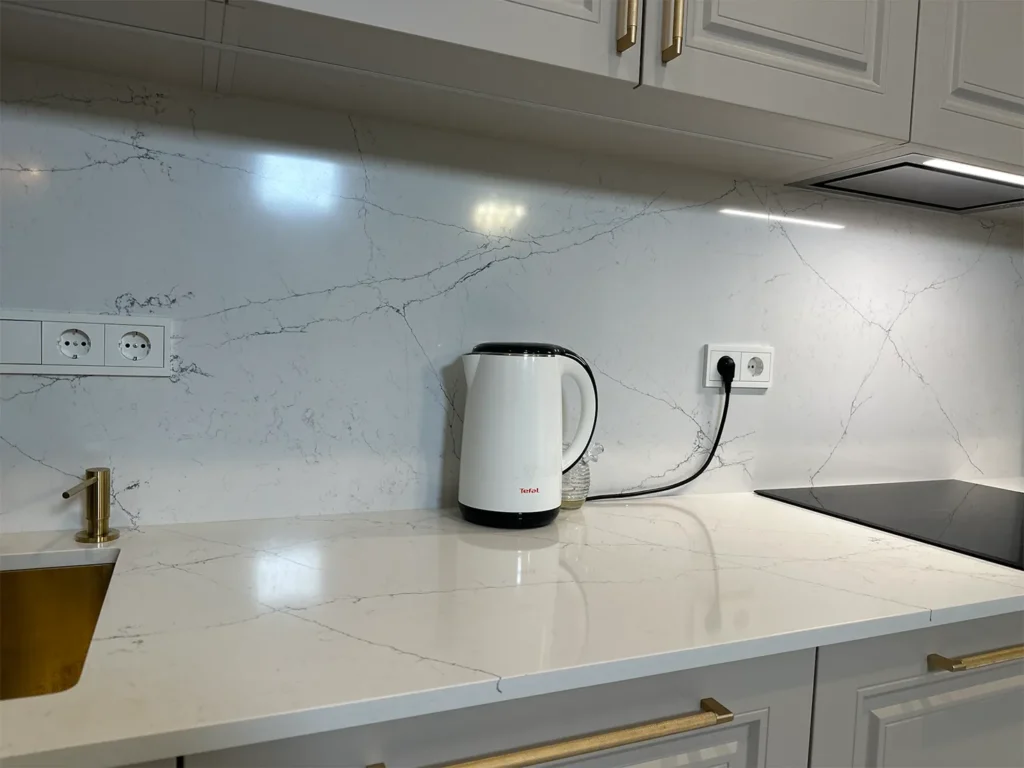 Стільниця та фартух з кварцового агломерату Quartzforms Planet Neptune 2025 — фото 6 — MAS — Modern Acrylic Stone