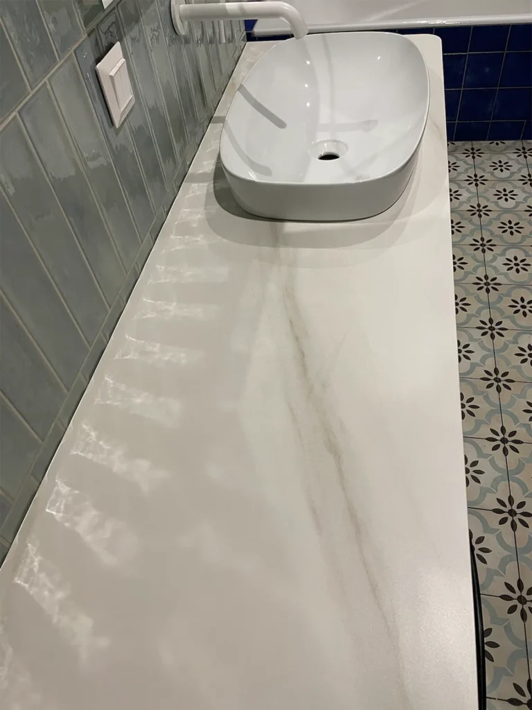 Столешница из широкоформатного керамогранита Keralini Lasa White — фото 4 — MAS — Modern Acrylic Stone