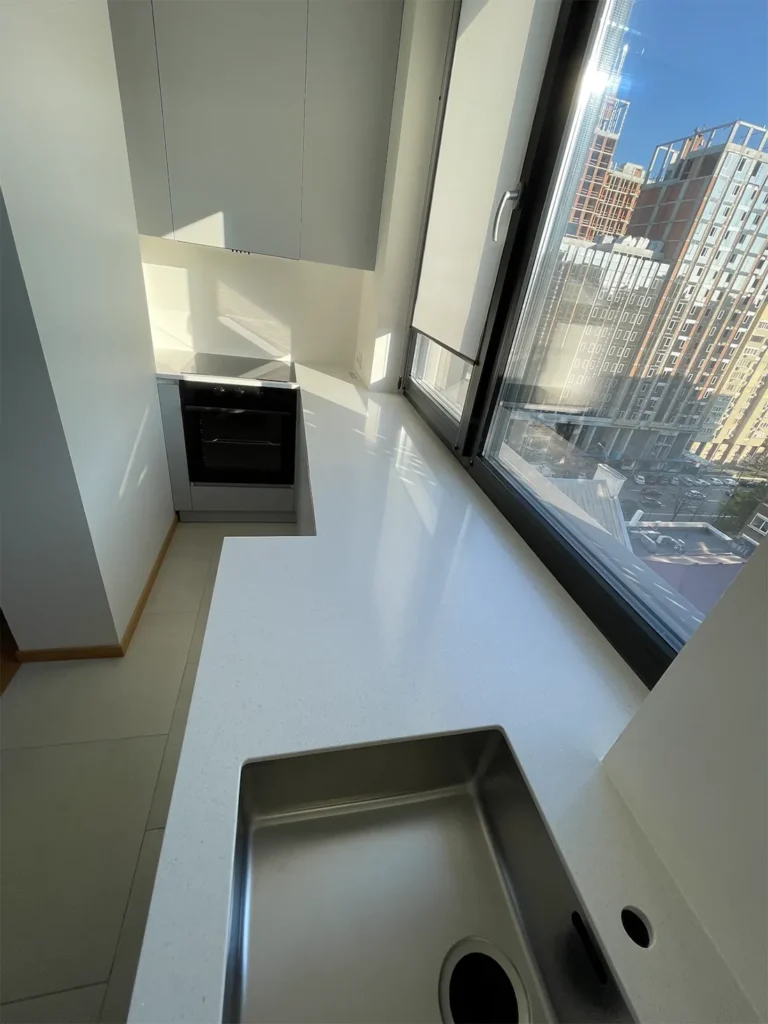 Столешница с переходом в подоконник из акрилового камня Hi-Macs G193 Swany — фото 3 — MAS — Modern Acrylic Stone
