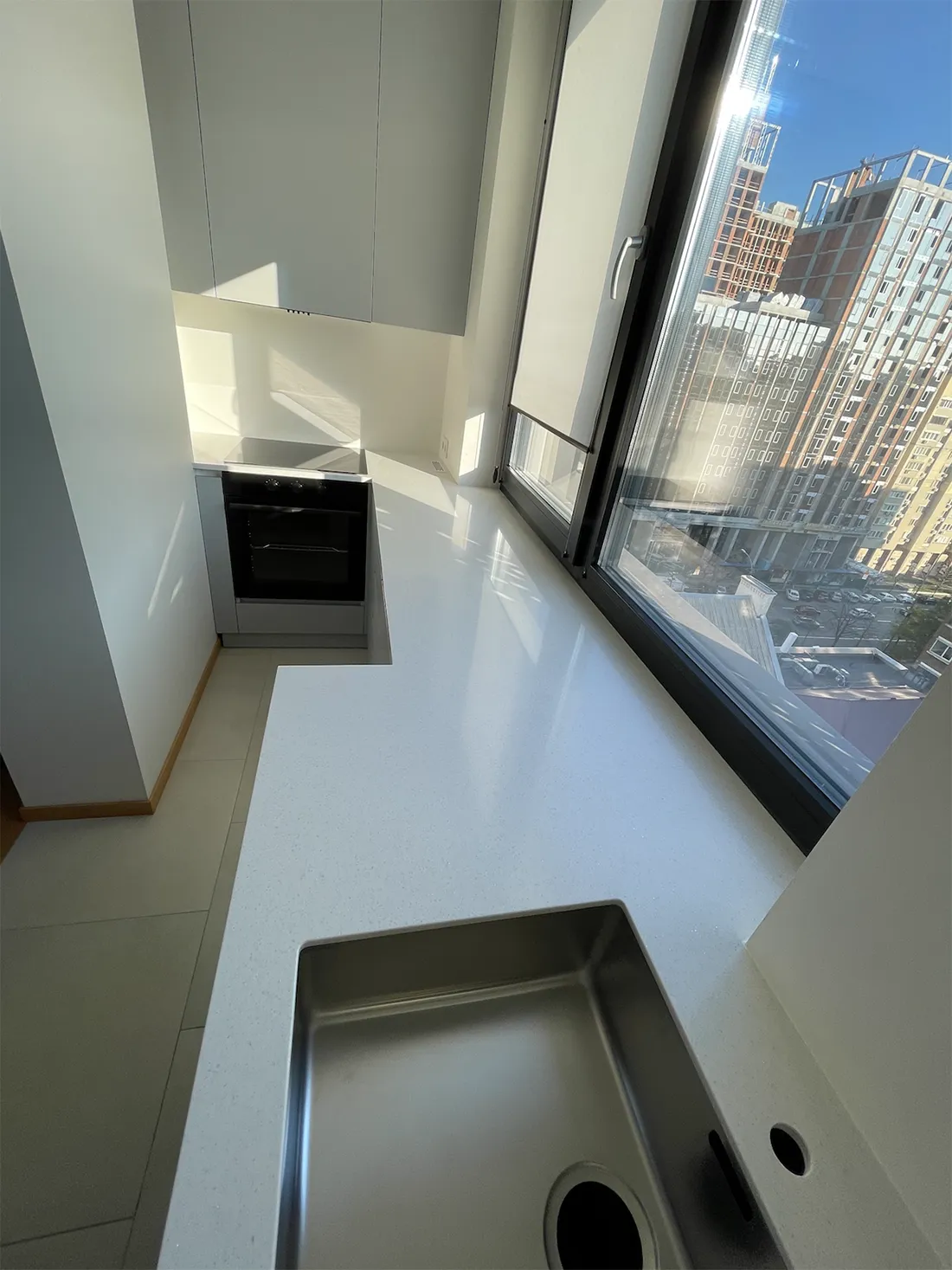 Столешница с переходом в подоконник из акрилового камня Hi-Macs G193 Swany — фото 3 — MAS — Modern Acrylic Stone