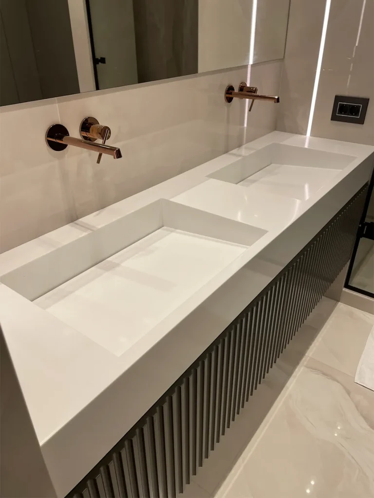 Умывальник с двумя щелевыми раковинами из акрила Grandex P-104 Pure White — фото 1 — MAS — Modern Acrylic Stone