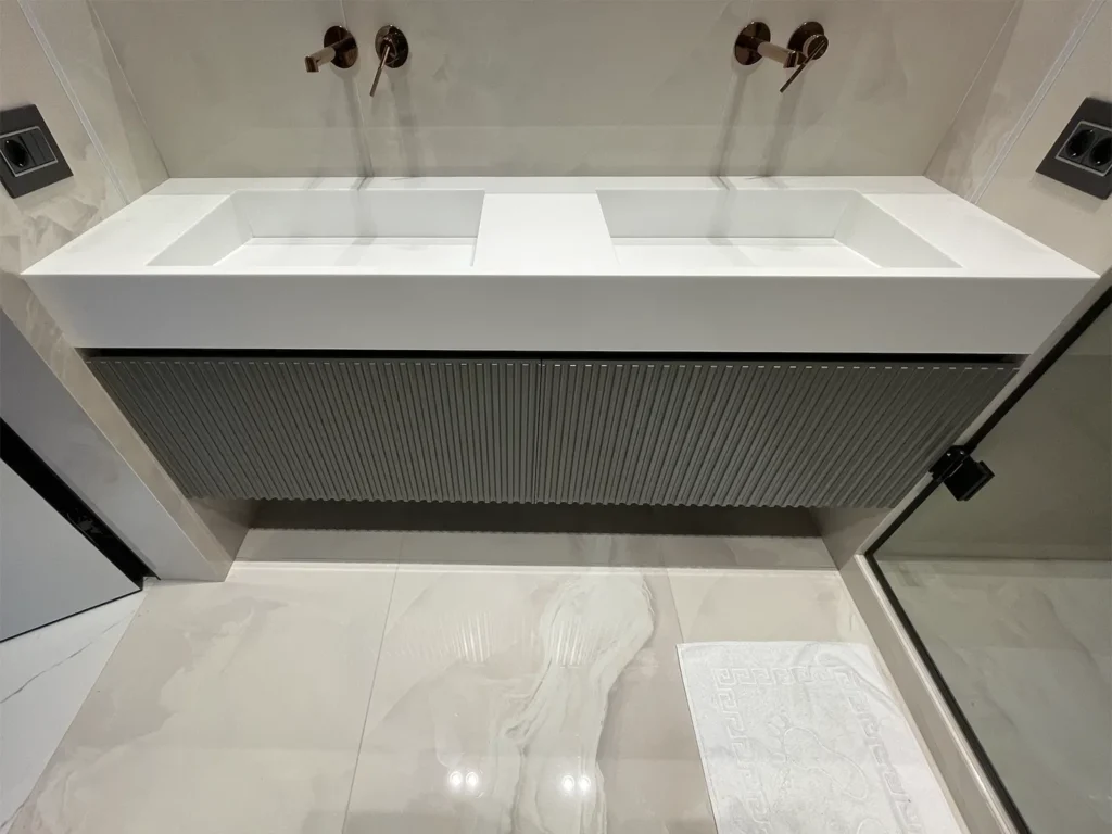 Умывальник с двумя щелевыми раковинами из акрила Grandex P-104 Pure White — фото 3 — MAS — Modern Acrylic Stone