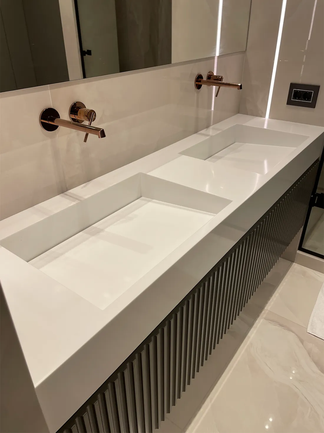 Умивальник з двома щілинними раковинами з акрилу Grandex P-104 Pure White — фото 1 — MAS — Modern Acrylic Stone