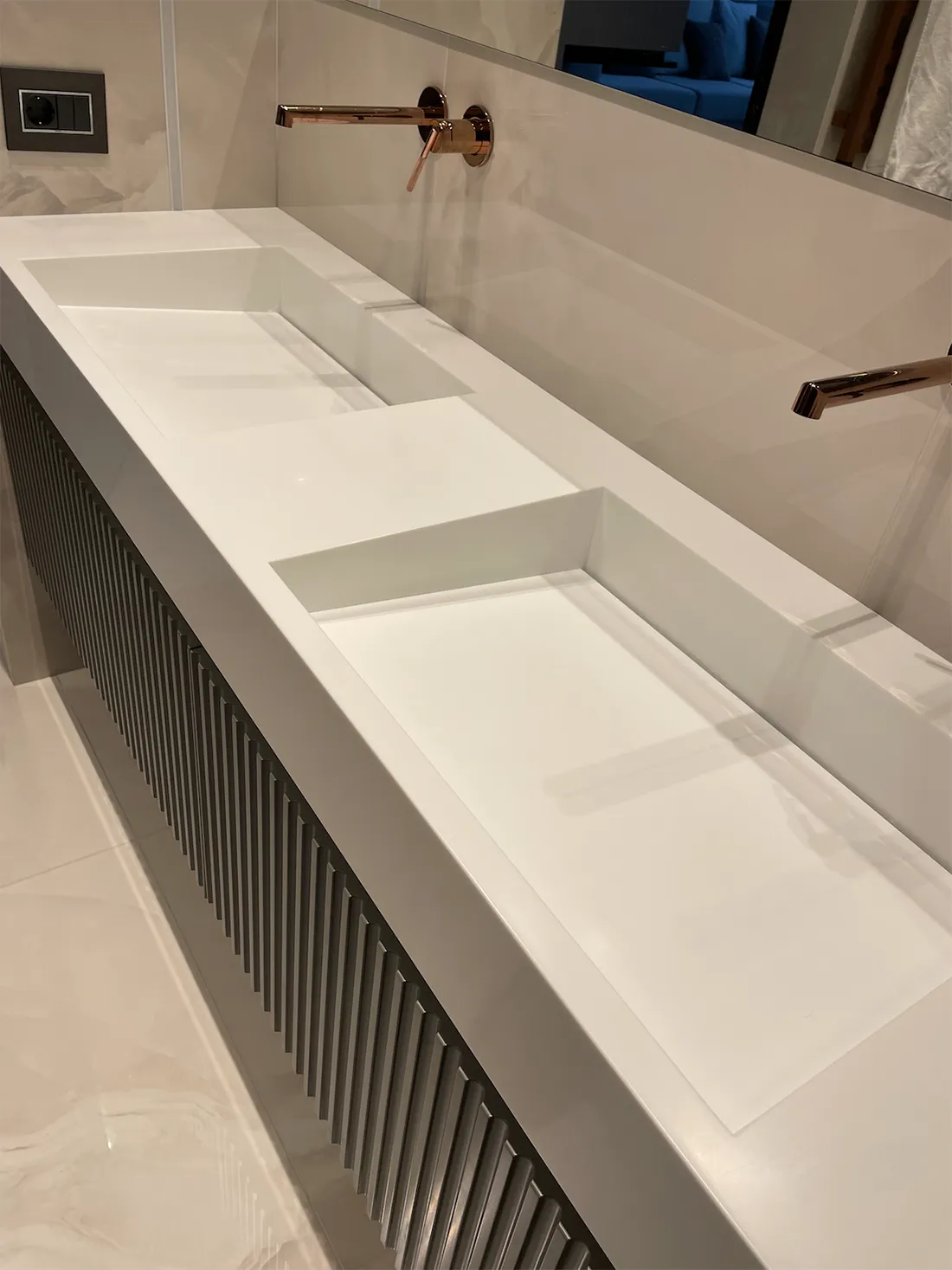 Умивальник з двома щілинними раковинами з акрилу Grandex P-104 Pure White — фото 2 — MAS — Modern Acrylic Stone