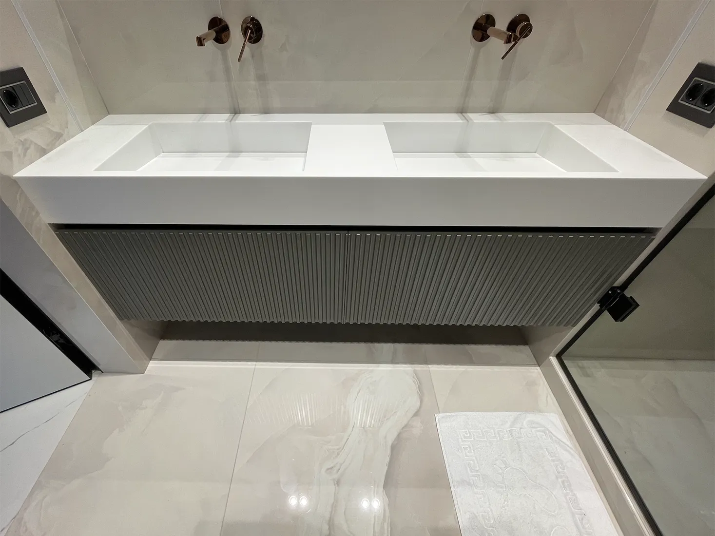 Умивальник з двома щілинними раковинами з акрилу Grandex P-104 Pure White — фото 3 — MAS — Modern Acrylic Stone