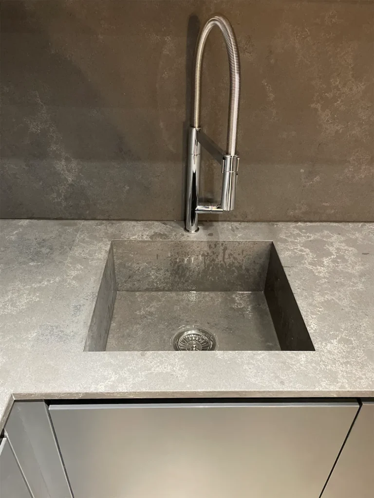 Фартук, угловая столешница, мойка и столешница на остров из кварца Avant Quartz 8800H Cassis — фото 4 — MAS — Modern Acrylic Stone
