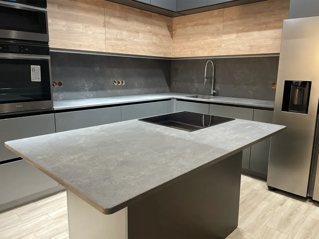 Фартух, кутова стільниця, мийка та стільниця на острів з кварцу Avant Quartz 8800H Cassis — фото 2 — MAS — Modern Acrylic Stone