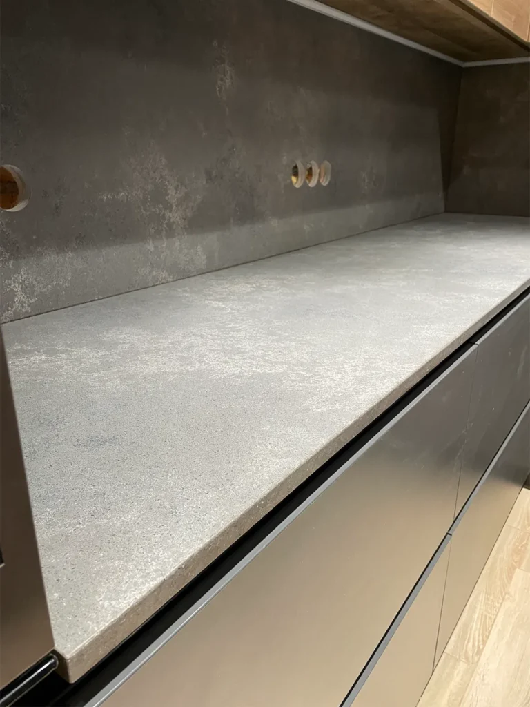 Фартух, кутова стільниця, мийка та стільниця на острів з кварцу Avant Quartz 8800H Cassis — фото 5 — MAS — Modern Acrylic Stone