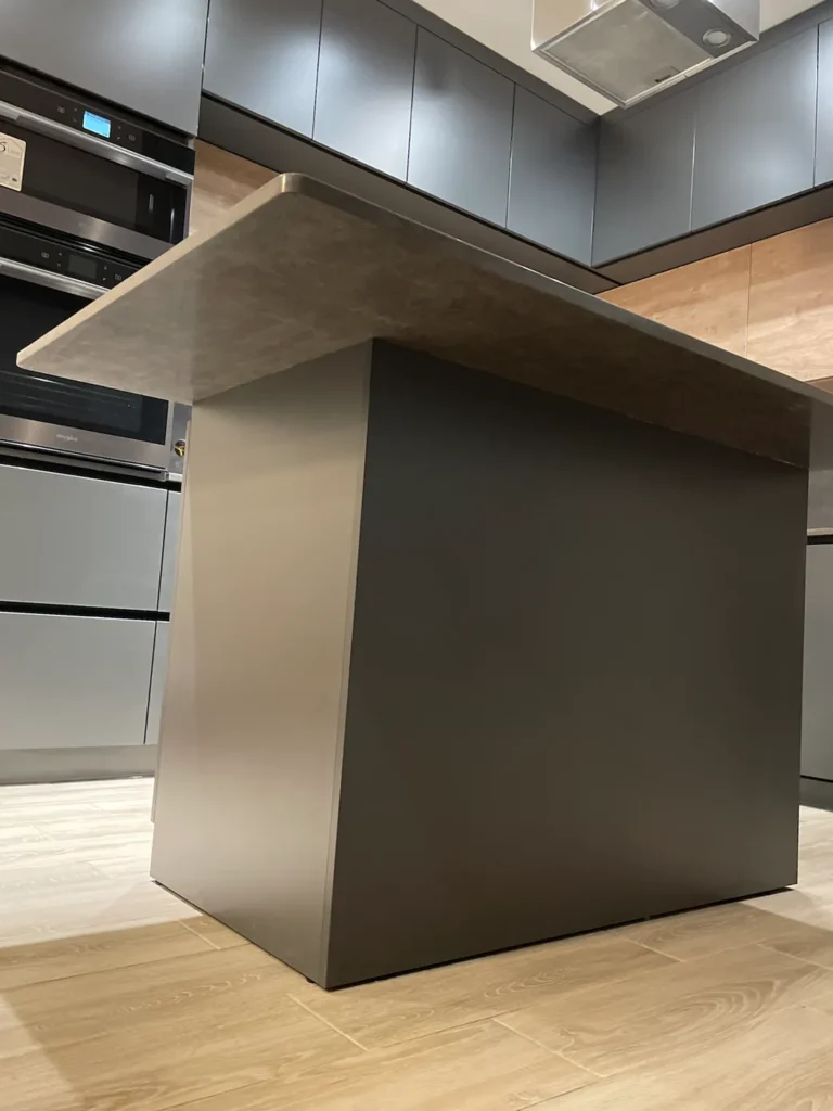 Фартух, кутова стільниця, мийка та стільниця на острів з кварцу Avant Quartz 8800H Cassis — фото 6 — MAS — Modern Acrylic Stone