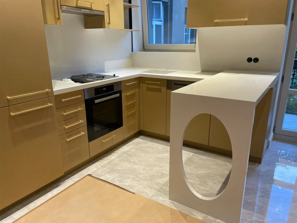 Стільниця, фартух, мийка та барна стійка з кварцу Vicostone BQ2088 Onyx White — фото 2 — MAS — Modern Acrylic Stone