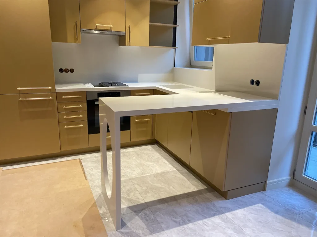 Стільниця, фартух, мийка та барна стійка з кварцу Vicostone BQ2088 Onyx White — фото 3 — MAS — Modern Acrylic Stone