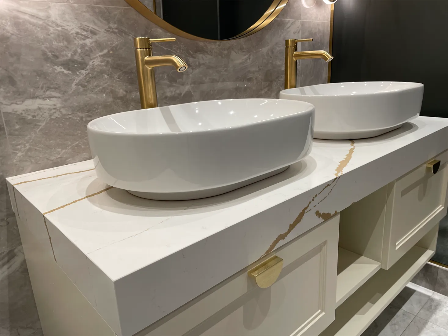 Стільниця на тумбу з кварцового каменю Silestone Eternal D’or — фото 2 — MAS — Modern Acrylic Stone