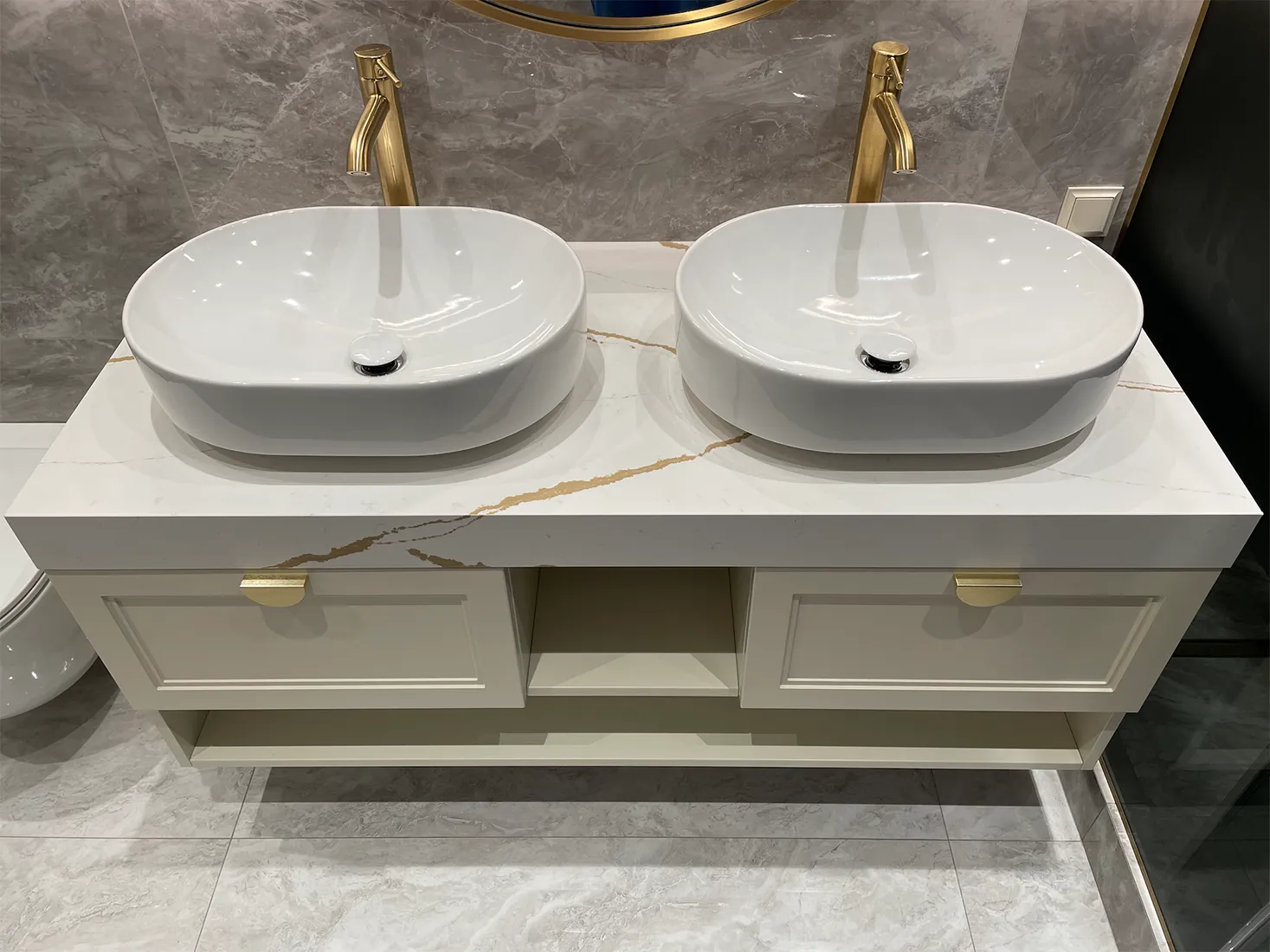 Стільниця на тумбу з кварцового каменю Silestone Eternal D’or — фото 4 — MAS — Modern Acrylic Stone