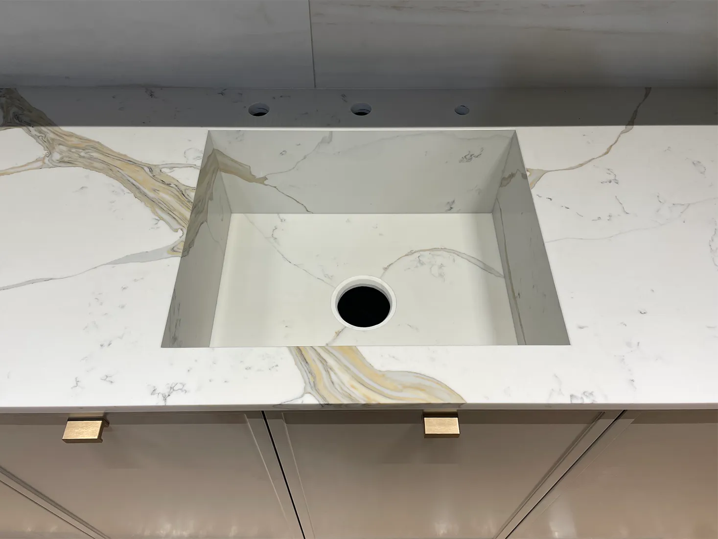 Стільниця з мийкою та стільниця на острів з кварцу Avant Quartz 7030 Калакатта Шенонсо — фото 3 — MAS — Modern Acrylic Stone