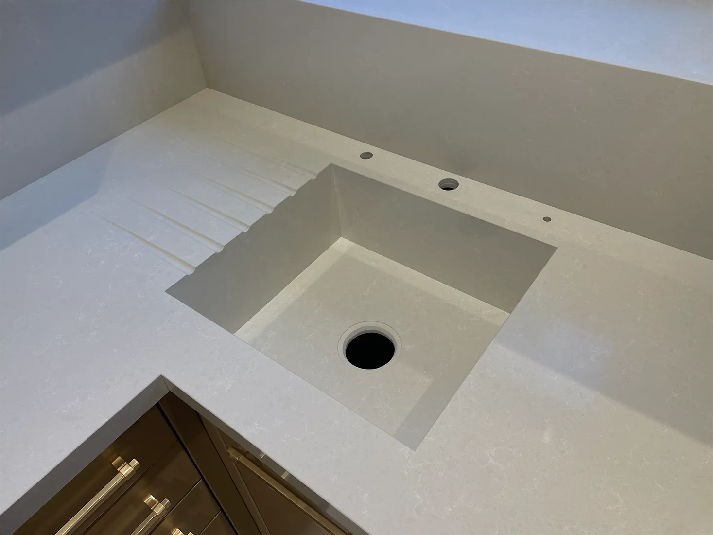 Столешница, фартук, мойка и барная стойка из кварца Vicostone BQ2088 Onyx White — фото 5 — MAS — Modern Acrylic Stone