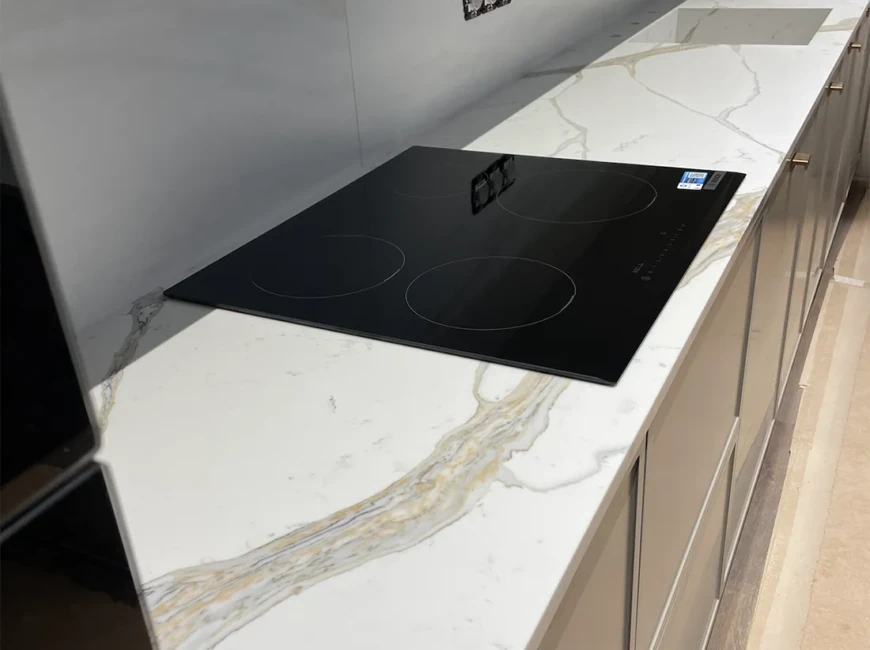 Столешница с мойкой и столешница на остров из кварца Avant Quartz 7030 Калакатта Шенонсо — фото 1 — MAS — Modern Acrylic Stone