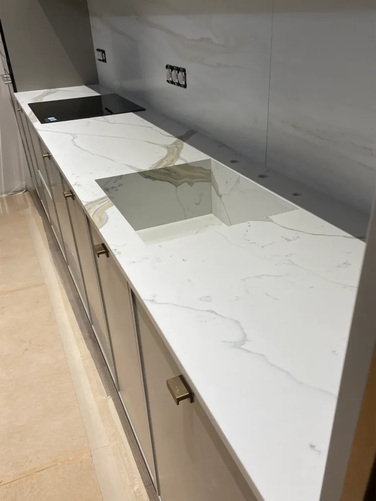 Столешница с мойкой и столешница на остров из кварца Avant Quartz 7030 Калакатта Шенонсо — фото 2 — MAS — Modern Acrylic Stone