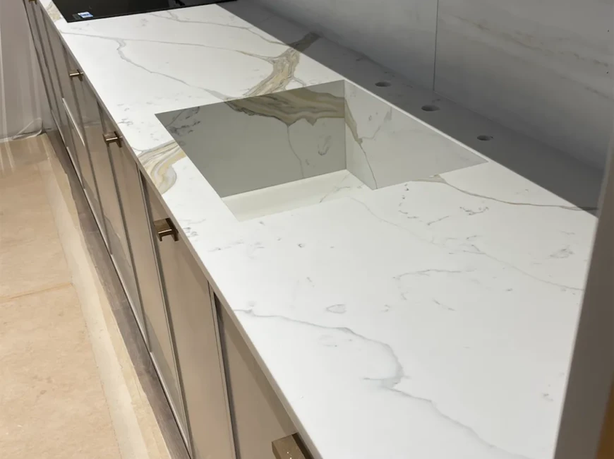 Столешница с мойкой и столешница на остров из кварца Avant Quartz 7030 Калакатта Шенонсо — фото 2 — MAS — Modern Acrylic Stone
