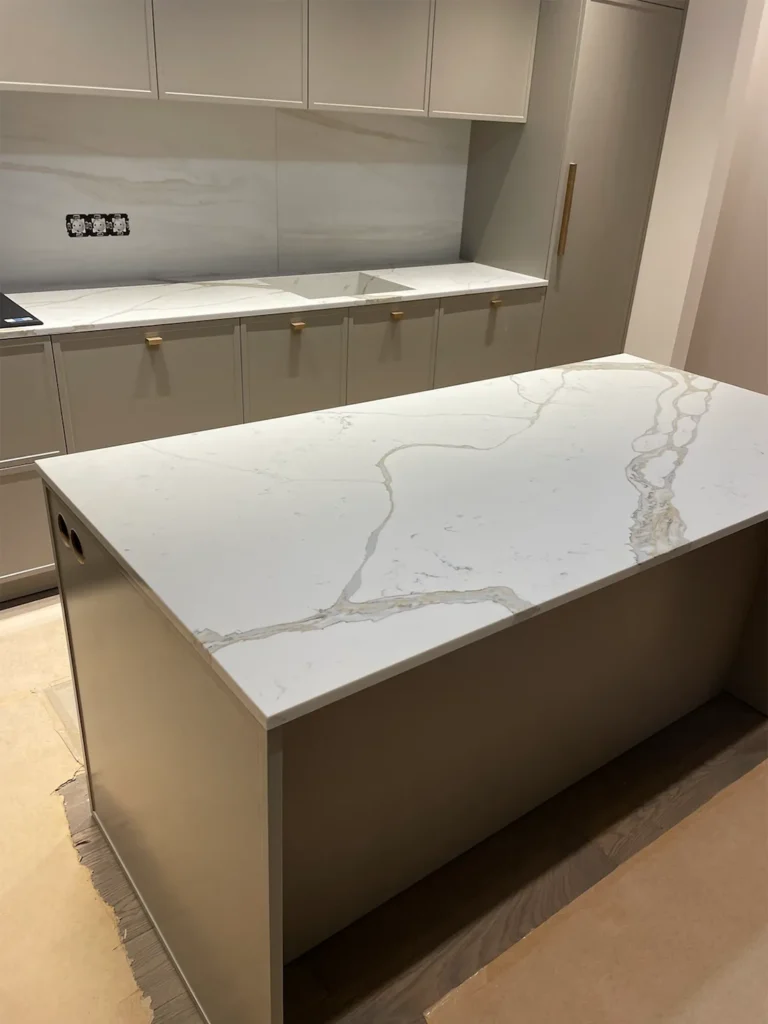 Столешница с мойкой и столешница на остров из кварца Avant Quartz 7030 Калакатта Шенонсо — фото 4 — MAS — Modern Acrylic Stone