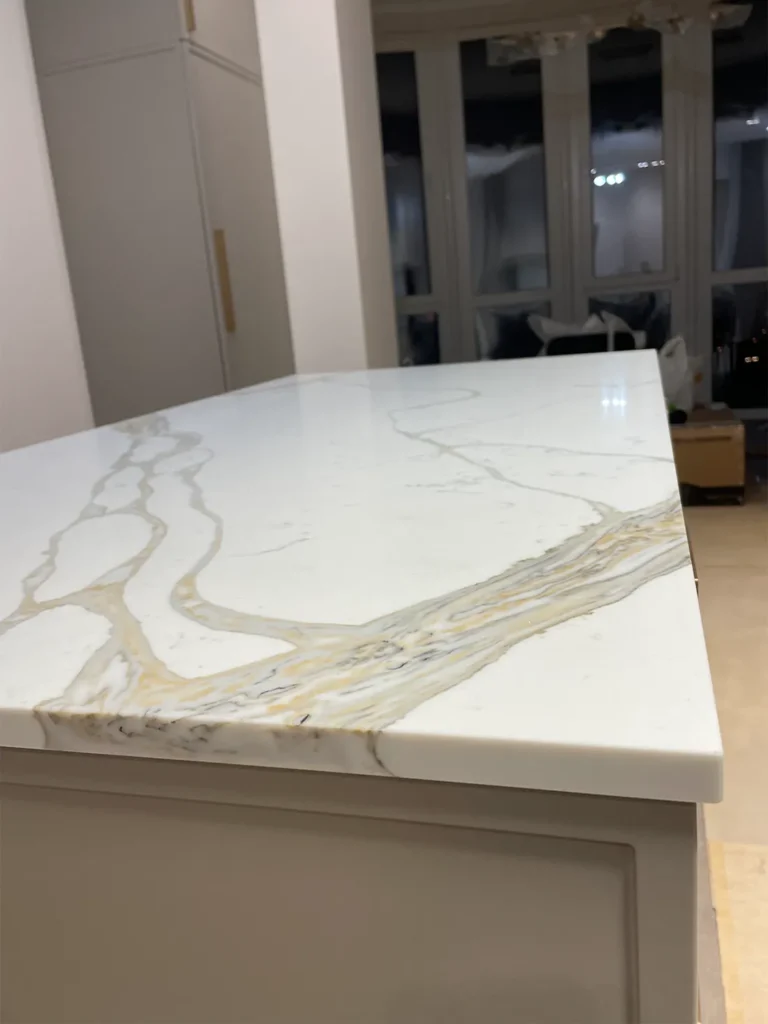 Столешница с мойкой и столешница на остров из кварца Avant Quartz 7030 Калакатта Шенонсо — фото 6 — MAS — Modern Acrylic Stone