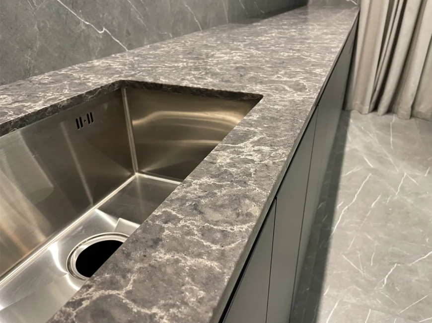 Пряма стільниця з кварцу Caesarstone 6003 Coastal Grey — фото 2 — MAS — Modern Acrylic Stone