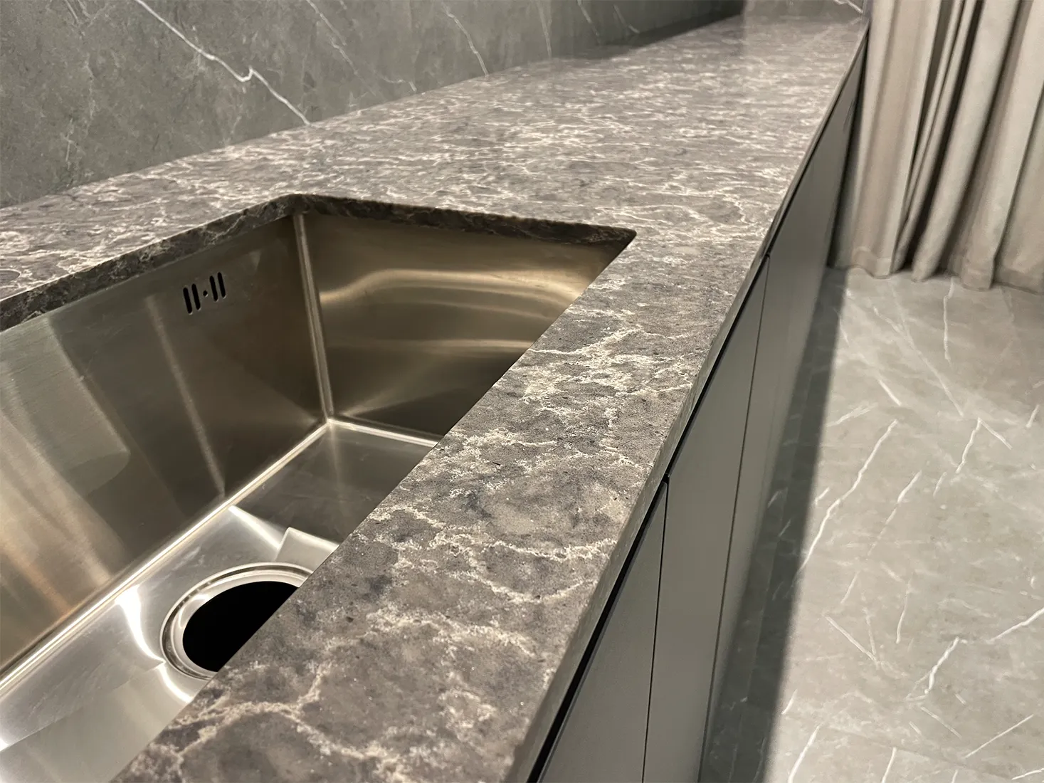 Пряма стільниця з кварцу Caesarstone 6003 Coastal Grey — фото 2 — MAS — Modern Acrylic Stone