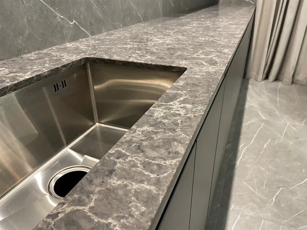 Прямая столешница из кварца Caesarstone 6003 Coastal Grey — фото 2 — MAS — Modern Acrylic Stone