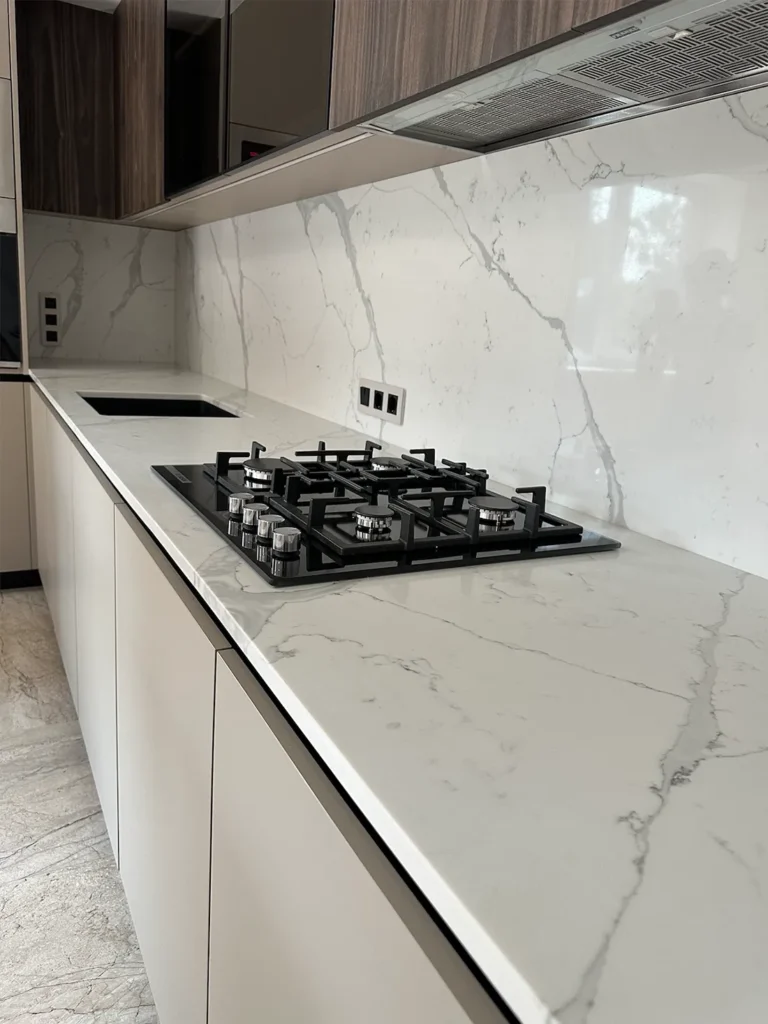 Стільниця, фартух та острів з опорою з кварцового каменю Avant Quartz 7500 Калакатта Аррас — фото 2 — MAS — Modern Acrylic Stone