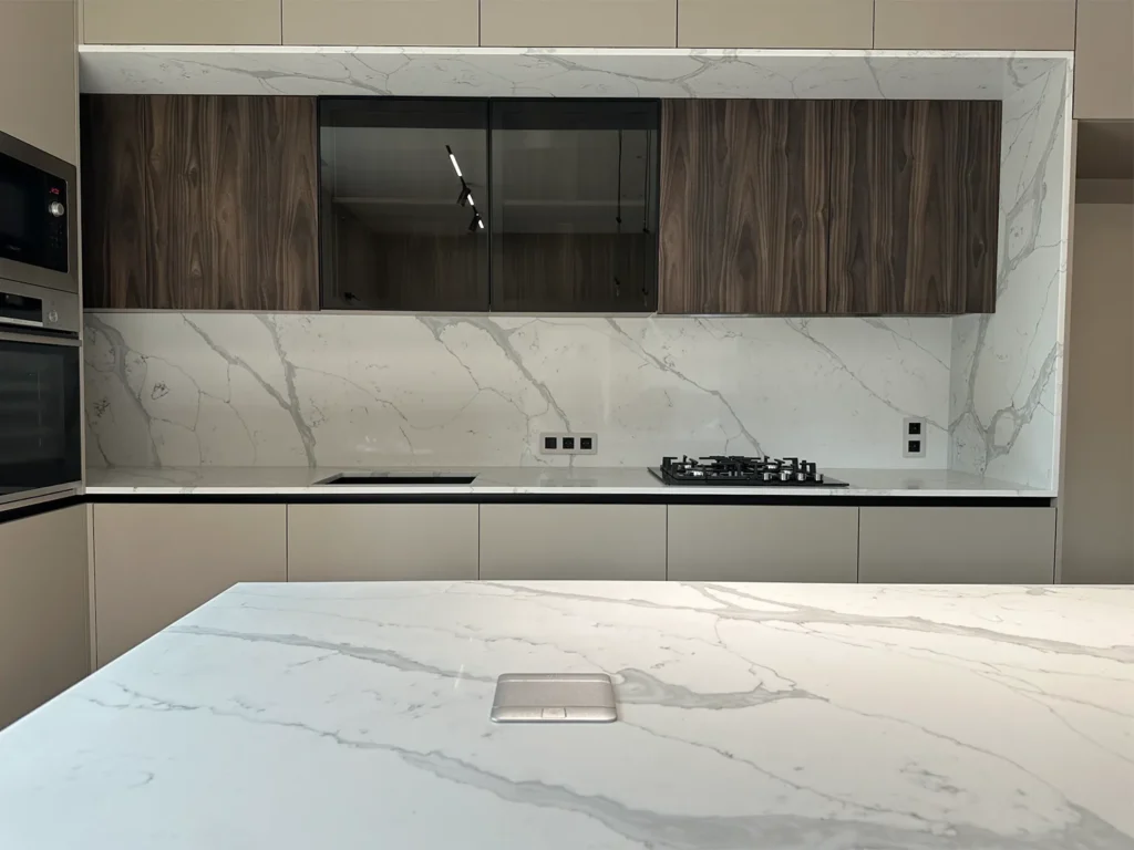 Столешница, фартук и остров с опорой из кварцевого камня Avant Quartz 7500 Калакатта Аррас — фото 3 — MAS — Modern Acrylic Stone