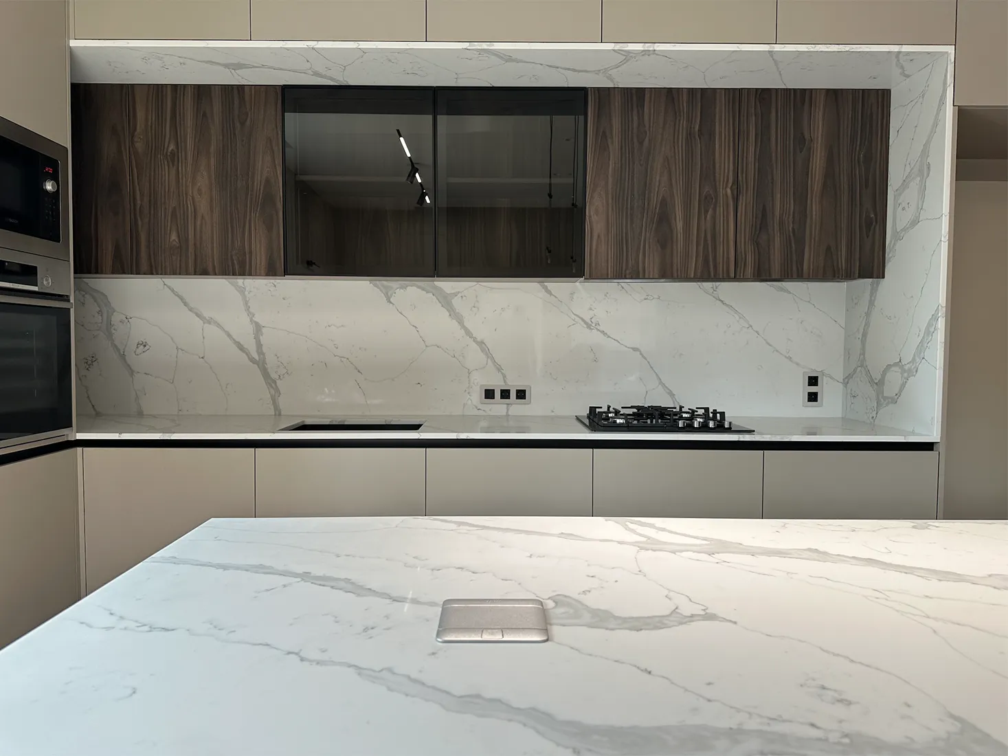Столешница, фартук и остров с опорой из кварцевого камня Avant Quartz 7500 Калакатта Аррас — фото 3 — MAS — Modern Acrylic Stone