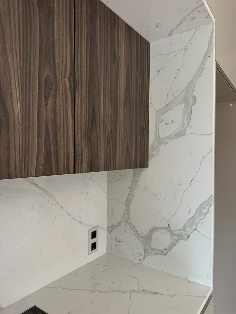 Столешница, фартук и остров с опорой из кварцевого камня Avant Quartz 7500 Калакатта Аррас — фото 4 — MAS — Modern Acrylic Stone