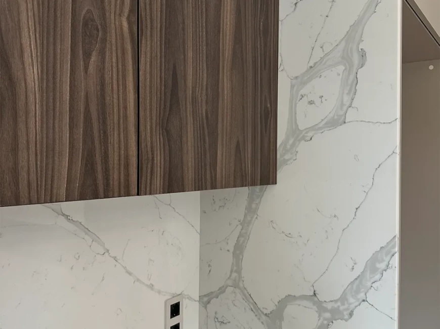 Столешница, фартук и остров с опорой из кварцевого камня Avant Quartz 7500 Калакатта Аррас — фото 4 — MAS — Modern Acrylic Stone