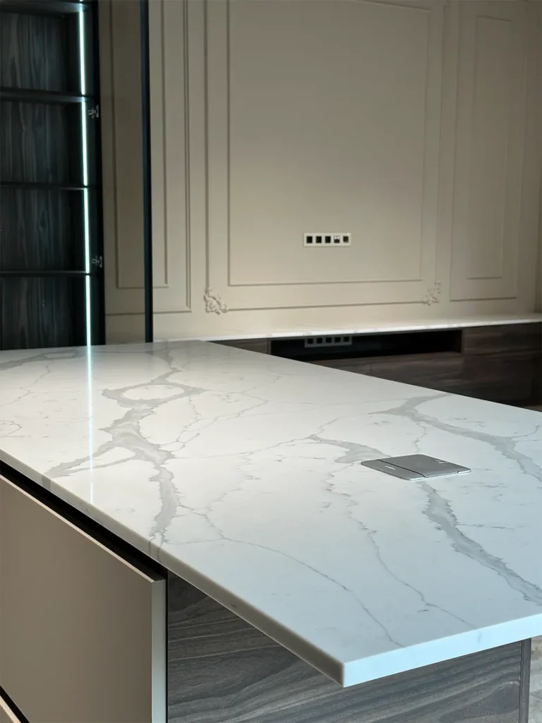 Столешница, фартук и остров с опорой из кварцевого камня Avant Quartz 7500 Калакатта Аррас — фото 5 — MAS — Modern Acrylic Stone