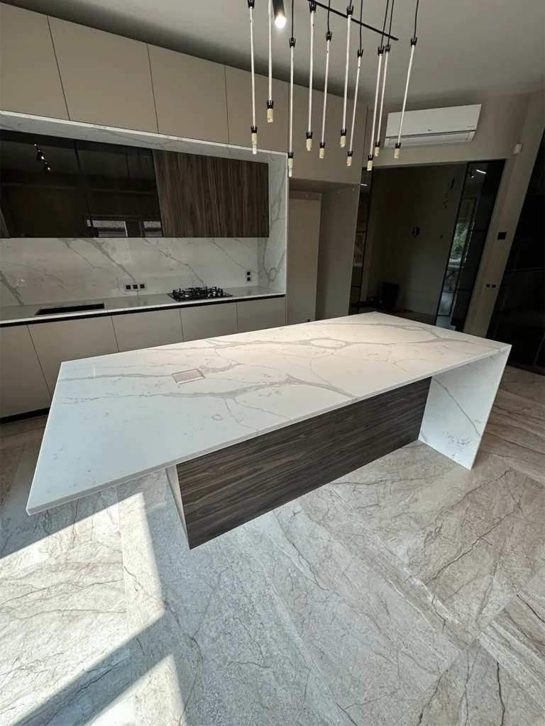 Столешница, фартук и остров с опорой из кварцевого камня Avant Quartz 7500 Калакатта Аррас — фото 6 — MAS — Modern Acrylic Stone