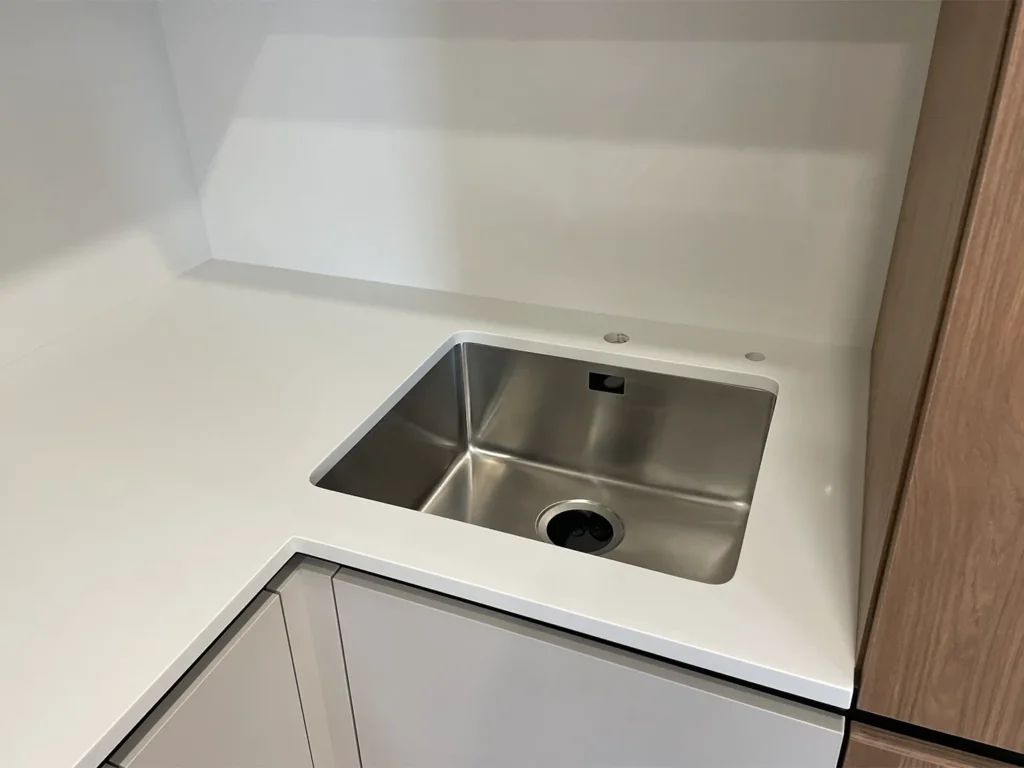 Угловая столешница, фартук и столешница на остров из кварцевого камня Avant Quartz 1000 Дижон — фото 3 — MAS — Modern Acrylic Stone