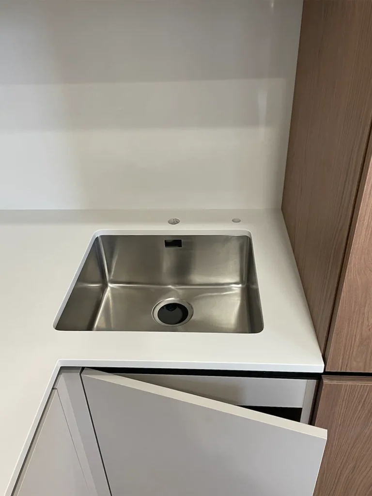 Угловая столешница, фартук и столешница на остров из кварцевого камня Avant Quartz 1000 Дижон — фото 4 — MAS — Modern Acrylic Stone