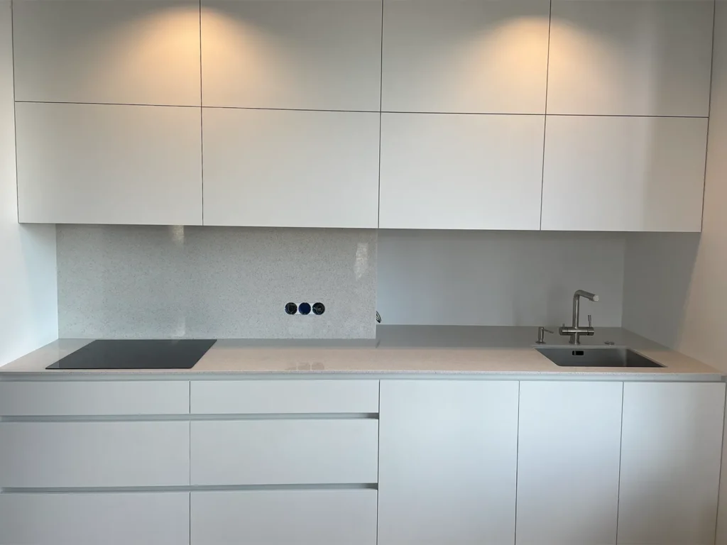 Фартух та стільниця з кварцового каменю Atem White 0016 — фото 1 — MAS — Modern Acrylic Stone